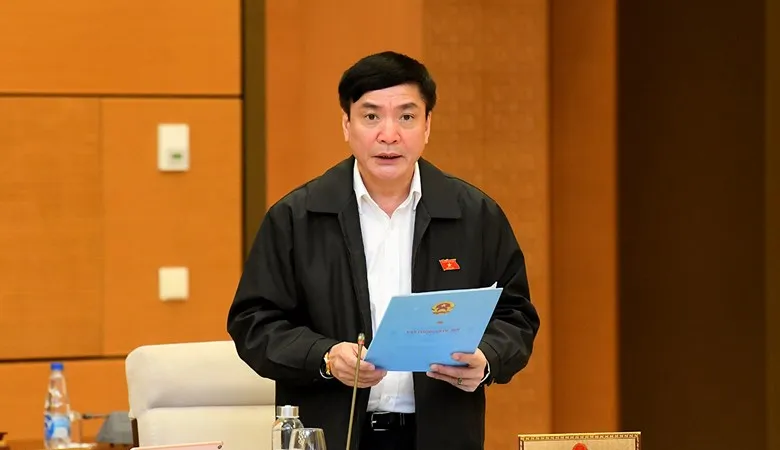 Tổng thư ký, Chủ nhiệm Văn phòng Quốc hội Bùi Văn Cường trình bày báo cáo tại phiên họp của UBTVQH