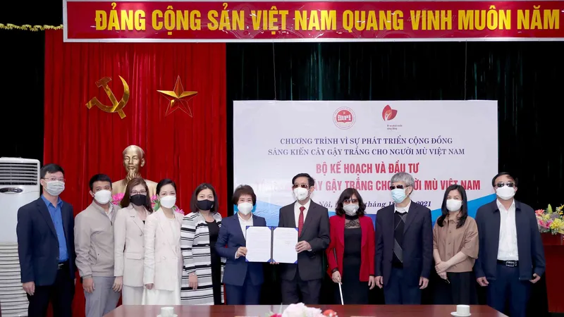 Thứ trưởng Bộ KH-ĐT Nguyễn Thị Bích Ngọc trao tặng gậy trắng cho đại diện Hội Người mù Việt Nam