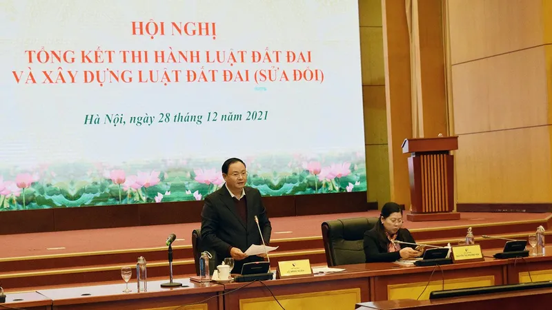 Thứ trưởng Bộ TN-MT Lê Minh Ngân điều hành hội nghị 