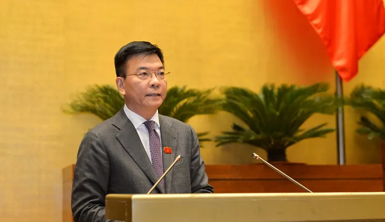 Bộ trưởng Bộ Tư pháp Lê Thành Long trình bày tờ trình. Ảnh: QUANG PHÚC