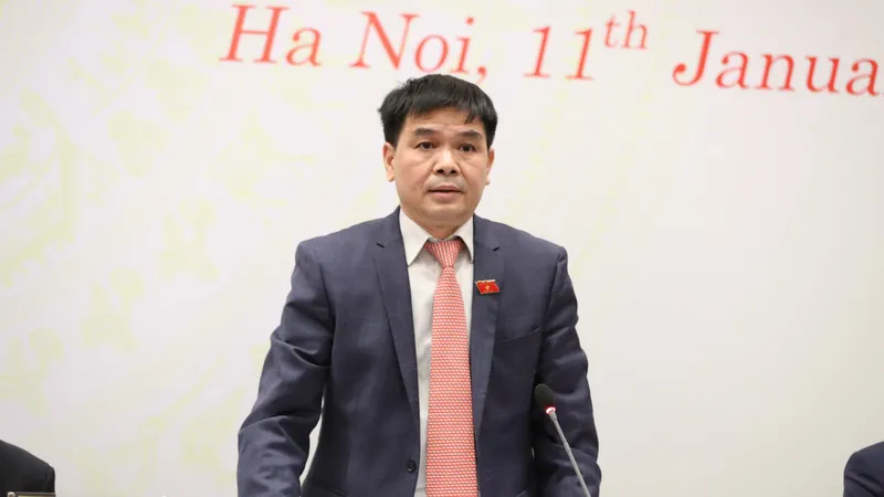 Phó chủ nhiệm Ủy ban Tài chính - Ngân sách Nguyễn Hữu Toàn trả lời tại cuộc họp 