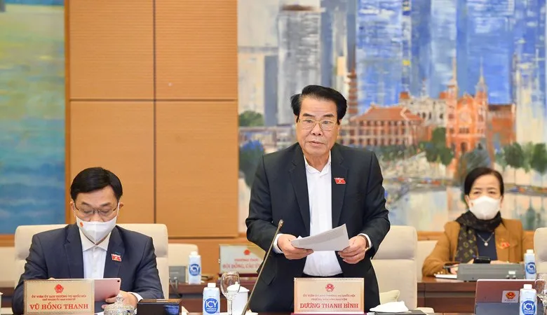 Trưởng Ban Dân nguyện Dương Thanh Bình báo cáo tại phiên họp của UBTVQH chiều 18-1