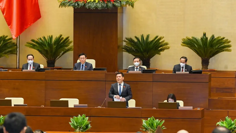 Bộ trưởng Bộ Công thương Nguyễn Hồng Diên đăng đàn trả lời chất vấn sáng nay, 16-3. Ảnh: QUANG PHÚC 