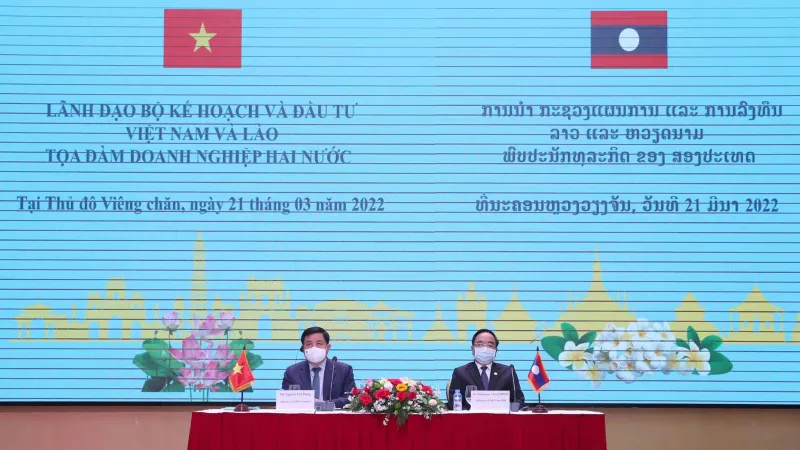 Bộ trưởng Bộ KH-ĐT Nguyễn Chí Dũng và Bộ trưởng Bộ KH-ĐT Lào Khamjane Vongphosy đồng chủ trì cuộc tọa đàm. Ảnh: Bộ KH-ĐT Việt Nam