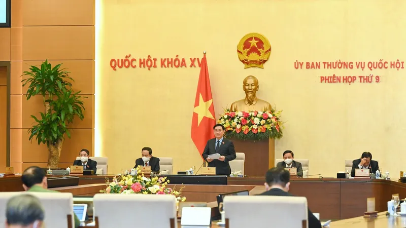 Chủ tịch Quốc hội Vương Đình Huệ phát biểu bế mạc phiên họp thứ 9 của UBTVQH. Ảnh: VIẾT CHUNG 