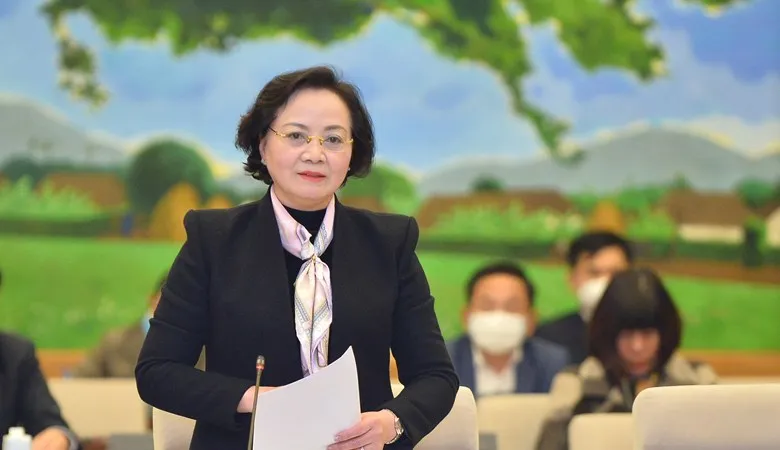 Bộ trưởng Bộ Nội vụ Phạm Thị Thanh Trà trình bày về dự án Thi đua, khen thưởng (sửa đổi) tại một phiên họp của UBTVQH