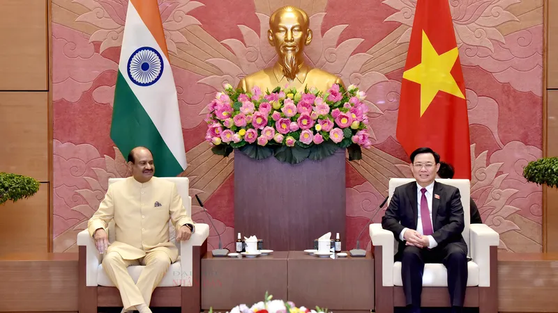 Chủ tịch Quốc hội Vương Đình Huệ và Chủ tịch Hạ nghị viện Cộng hòa Ấn Độ Om Birla. Ảnh: VIẾT CHUNG