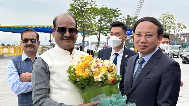 Bí thư Tỉnh uỷ, Chủ tịch Hội đồng Nhân tỉnh Quảng Ninh Nguyễn Xuân Ký chào đón Chủ tịch Hạ nghị viện Cộng hoà Ấn Độ Om Birla