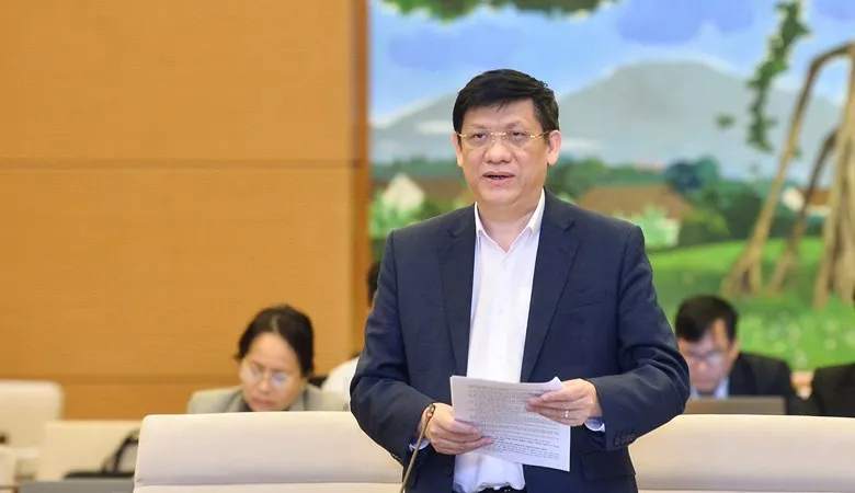 Bộ trưởng Bộ Y tế Nguyễn Thanh Long trình dự án Luật tại phiên họp