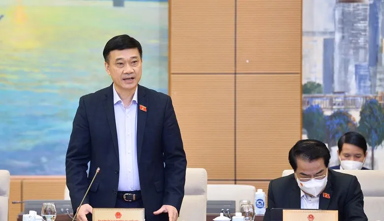Phó Trưởng Đoàn thường trực Đoàn giám sát, Chủ nhiệm Ủy ban Kinh tế Vũ Hồng Thanh báo cáo tại phiên họp