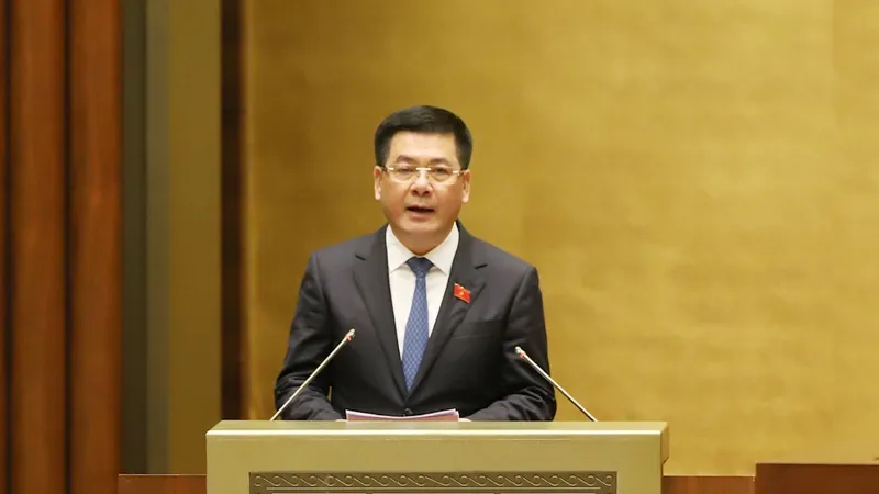 Bộ trưởng Bộ Công thương Nguyễn Hồng Diên trình bày Tờ trình về dự án Luật Dầu khí (sửa đổi). Ảnh: QUANG PHÚC