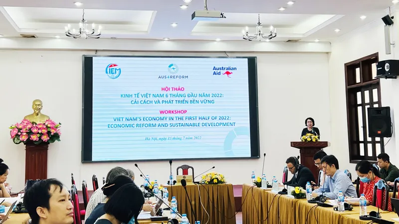 Bà Trần Thị Hồng Minh, Viện trưởng Viện Nghiên cứu Quản lý kinh tế Trung ương phát biểu khai mạc hội thảo 
