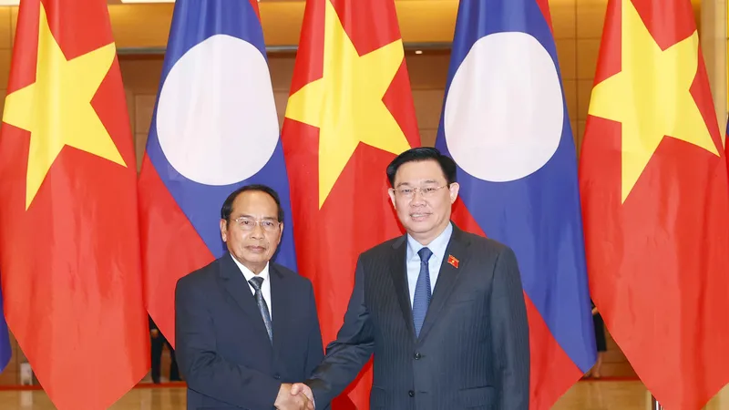 Chủ tịch Quốc hội Vương Đình Huệ nồng nhiệt đón tiếp Thường trực Ban Bí thư Trung ương Đảng Nhân dân cách mạng Lào, Phó Chủ tịch nước Cộng hoà Dân chủ Nhân dân Lào Bounthong Chitmany. Ảnh: QUANG PHÚC 