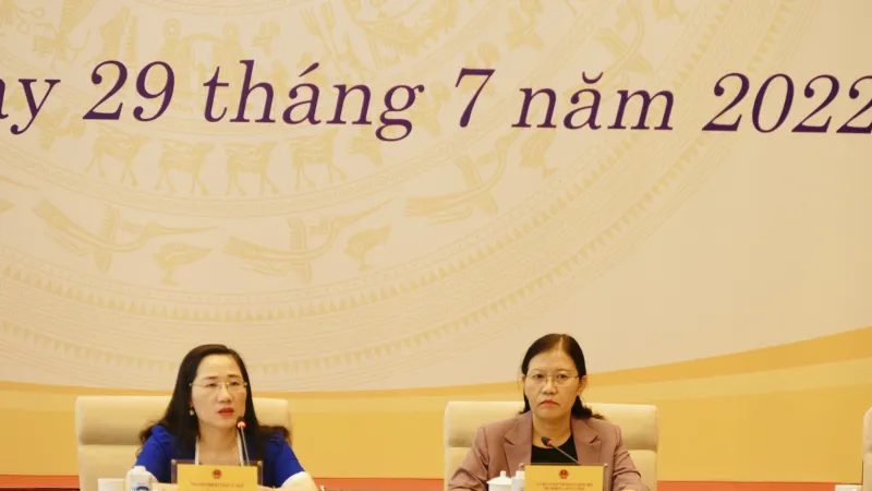 Chủ nhiệm Ủy ban Tư pháp Lê Thị Nga (bên phải), Phó Chủ nhiệm Ủy ban Tư pháp Nguyễn Thị Thủy điều hành cuộc họp