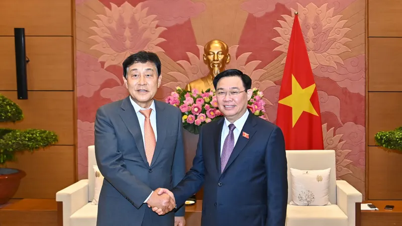 Chủ tịch Quốc hội Vương Đình Huệ đón tiếp Chủ tịch Ủy ban Chiến lược toàn cầu Tập đoàn Tài chính Hana Hàn Quốc Kim Jung Tai. Ảnh: VIẾT CHUNG 