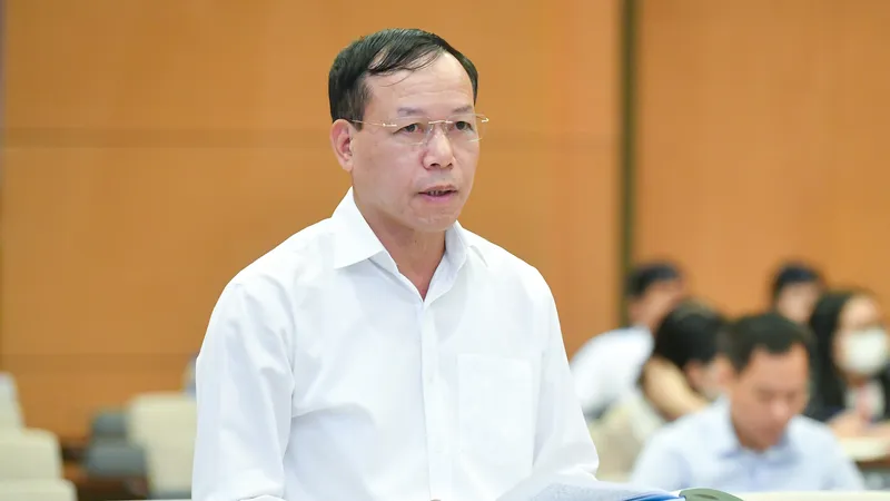 Phó Chánh án Thường trực Tòa án nhân dân tối cao Nguyễn Trí Tuệ trình bày Tờ trình tại phiên họp
