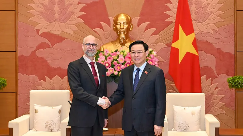 Chủ tịch Quốc hội Vương Đình Huệ với Đại sứ Canada tại Việt Nam Shawn Perry Steil. Ảnh: VIẾT CHUNG