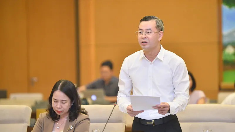 Phó Tổng Kiểm toán nhà nước Ngô Văn Tuấn báo cáo tại phiên họp