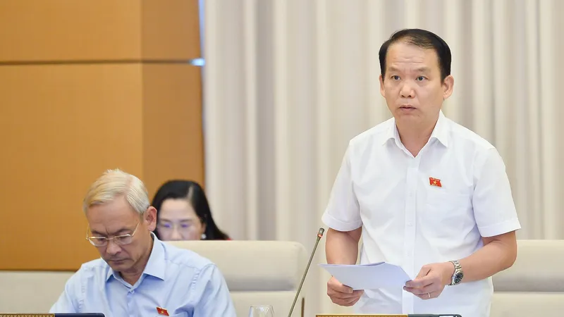 Chủ nhiệm Ủy ban Pháp luật Hoàng Thanh Tùng báo cáo tại phiên họp