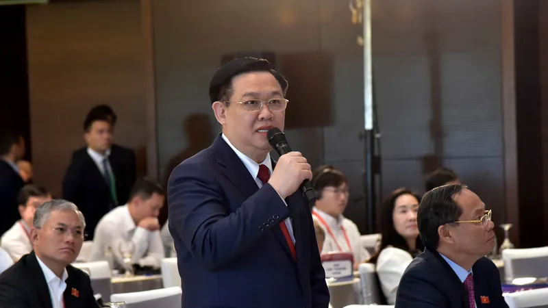 Chủ tịch Quốc hội Vương Đình Huệ tranh luận với chuyên gia Jonathan Pincus. Ảnh: VIẾT CHUNG