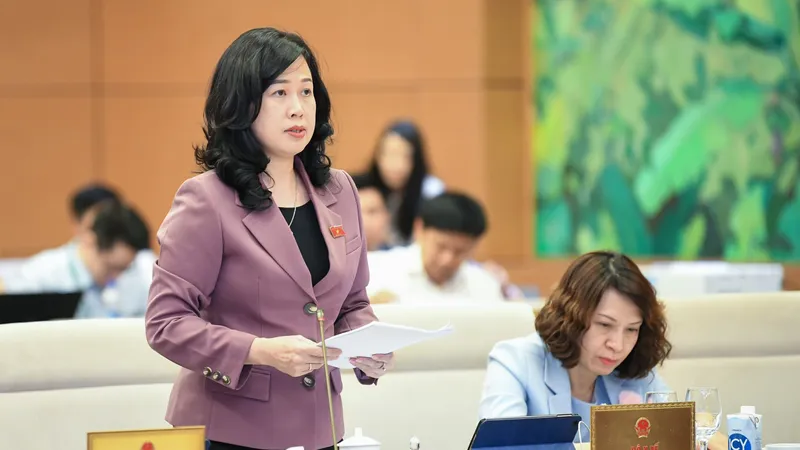 Quyền Bộ trưởng Bộ Y tế Đào Hồng Lan trình bày báo cáo tại phiên họp ​