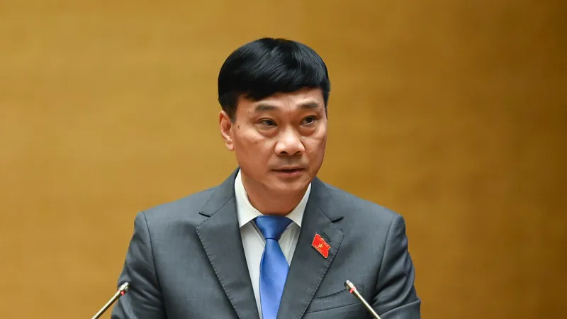 Chủ nhiệm Ủy ban Kinh tế Vũ Hồng Thanh trình bày báo cáo thẩm tra dự án Luật Hợp tác xã (sửa đổi)