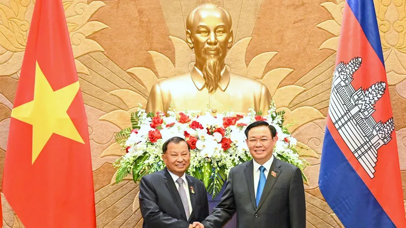 Chủ tịch Quốc hội Vương Đình Huệ chủ trì lễ đón Chủ tịch Thượng viện Vương quốc Campuchia Samdech Say Chhum. Ảnh: VIẾT CHUNG