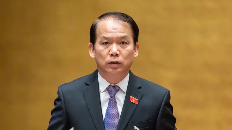 Chủ nhiệm Ủy ban Pháp luật Hoàng Thanh Tùng báo cáo tại phiên họp. Ảnh: QUANG PHÚC