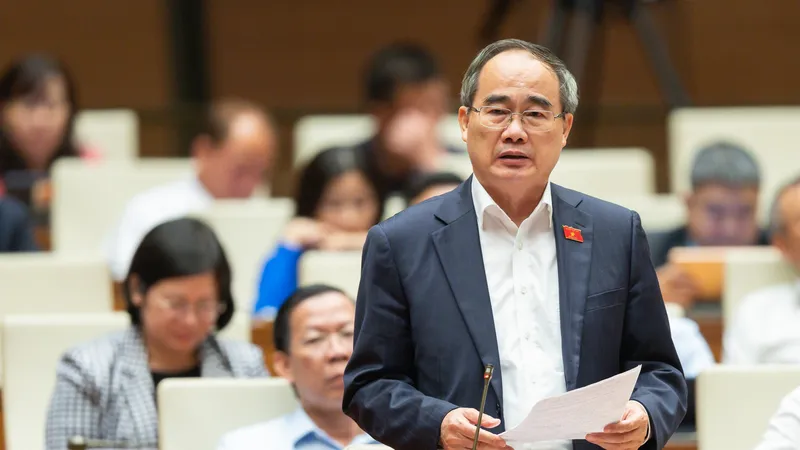 Đại biểu Nguyễn Thiện Nhân, nguyên Bí thư Thành ủy TPHCM phát biểu tại phiên họp toàn thể của Quốc hội chiều 28-10