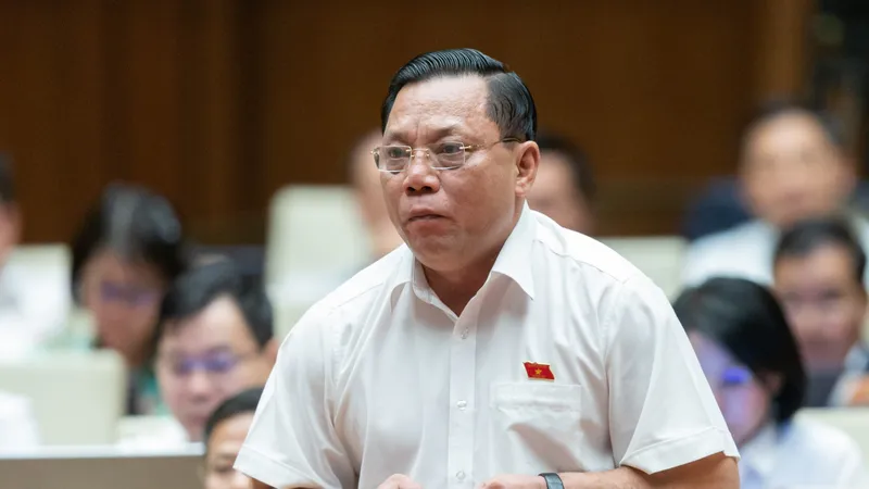 ĐB Nguyễn Hải Trung, Giám đốc Công an Hà Nội phát biểu tại hội trường cuối buổi sáng 1-11