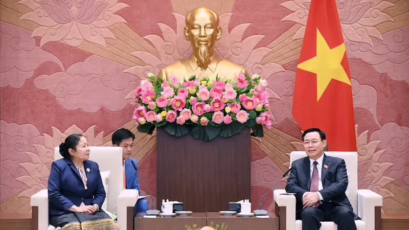 Chủ tịch Quốc hội Vương Đình Huệ và Trưởng Ban Tổ chức Trung ương Đảng Nhân dân Cách mạng Lào Sysay Leudedmounsone tại buổi tiếp ​