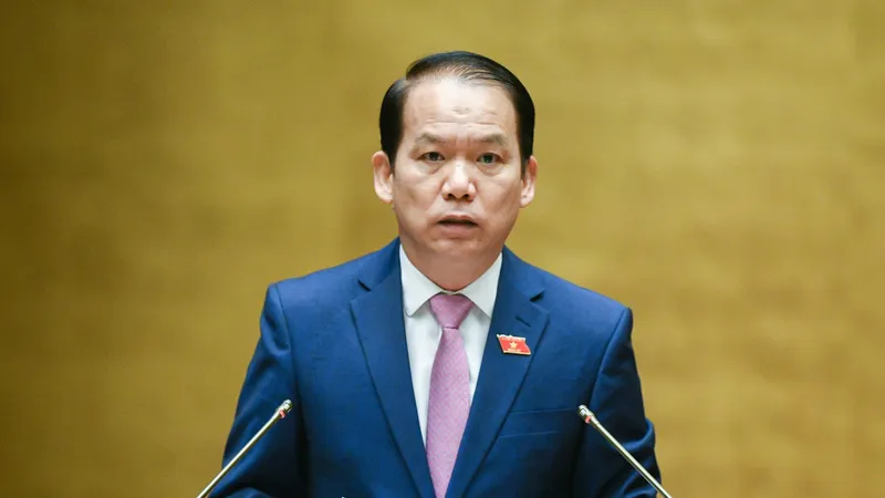 Chủ nhiệm Ủy ban Pháp luật Hoàng Thanh Tùng báo cáo về việc tiếp thu, chỉnh lý dự thảo Nghị quyết ban hành Nội quy kỳ họp Quốc hội (sửa đổi). Ảnh: VIẾT CHUNG
