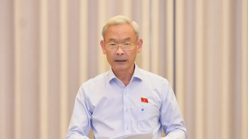Chủ nhiệm Ủy ban Tài chính - Ngân sách Nguyễn Phú Cường báo cáo thẩm tra tại phiên họp. Ảnh: VIẾT CHUNG