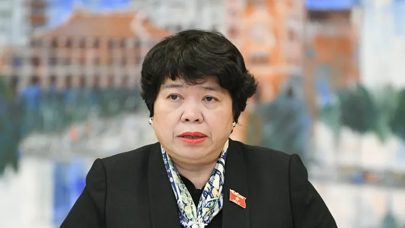 Chủ nhiệm Ủy ban Xã hội Nguyễn Thúy Anh trình bày Báo cáo thẩm tra việc việc tổng kết, đánh giá việc thực hiện Nghị quyết 30/2021/QH15