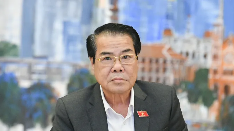 Trưởng Ban Dân nguyện Dương Thanh Bình trình bày báo cáo về tình hình tiếp nhận, giải quyết, trả lời kiến nghị cử tri
