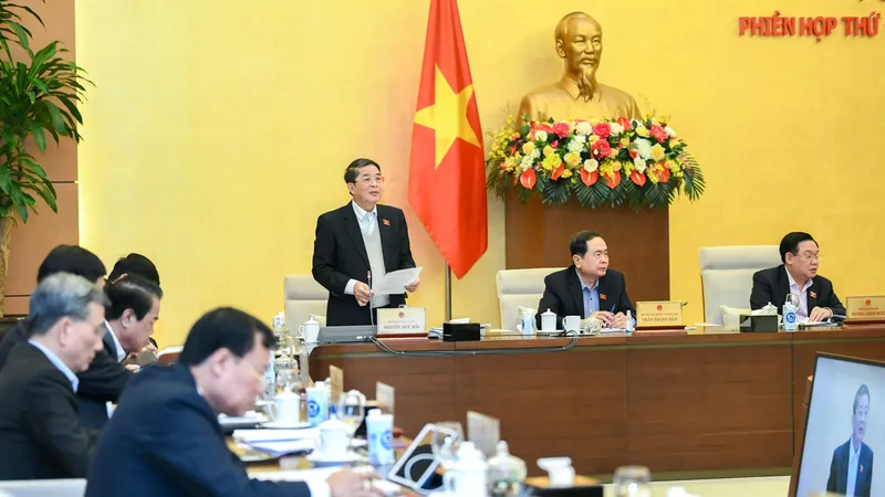 Phó Chủ tịch Quốc hội Nguyễn Đức Hải điều hành phiên họp của Ủy ban Thường vụ Quốc hội chiều 21-12. Ảnh: VIẾT CHUNG 
