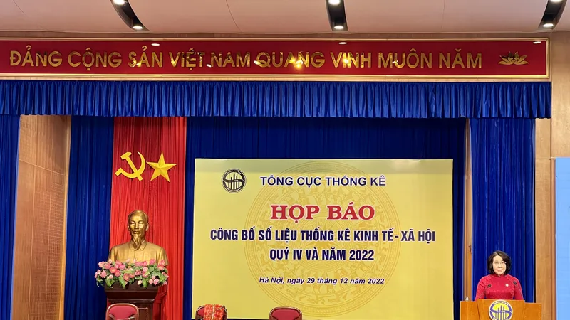 Tổng cục trưởng Tổng cục Thống kê Nguyễn Thị Hương công bố thông tin tại cuộc họp báo