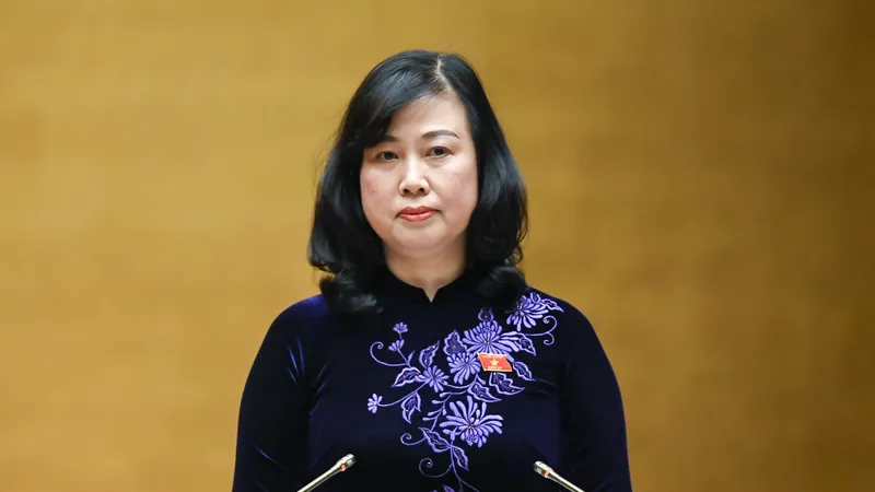 Bộ trưởng Bộ Y tế Đào Hồng Lan trình bày báo cáo tại phiên họp. Ảnh: QUANG PHÚC