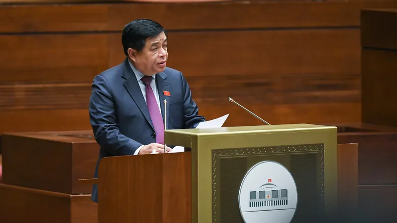 Bộ trưởng Bộ KH-ĐT Nguyễn Chí Dũng trình bày Tờ trình về Quy hoạch tổng thể quốc gia. Ảnh: QUANG PHÚC