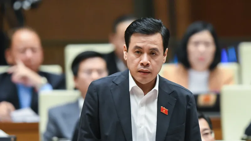 ĐB Trần Anh Tuấn (TPHCM) phát biểu tại hội trường, sáng 7-1. Ảnh: QUANG PHÚC