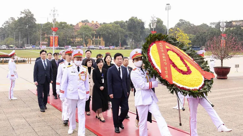 Đoàn đại biểu cấp cao Quốc hội Hàn Quốc đến đặt vòng hoa, vào Lăng viếng Chủ tịch Hồ Chí Minh