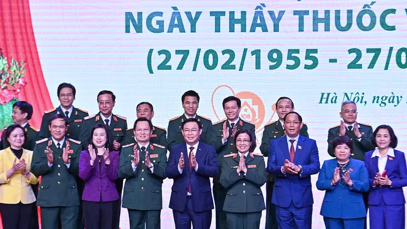 Chủ tịch Quốc hội cùng đoàn công tác chụp ảnh lưu niệm với các giáo sư, bác sĩ, nhân viên y tế của Bệnh viện Trung ương Quân đội 108. Ảnh: VIẾT CHUNG