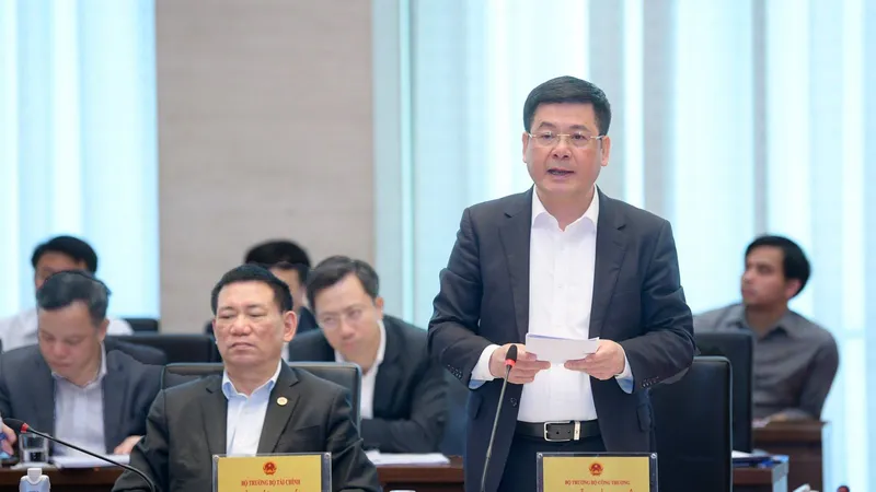 Bộ trưởng Bộ Công thương Nguyễn Hồng Diên giải trình tại phiên họp