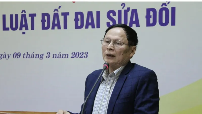 Ông Bùi Văn Phòng, Trung tâm Tư vấn pháp luật và Bảo trợ Tư pháp cho người nghèo tỉnh Thái Bình, nguyên Phó chánh Thanh tra tỉnh Thái Bình phát biểu tại hội nghị