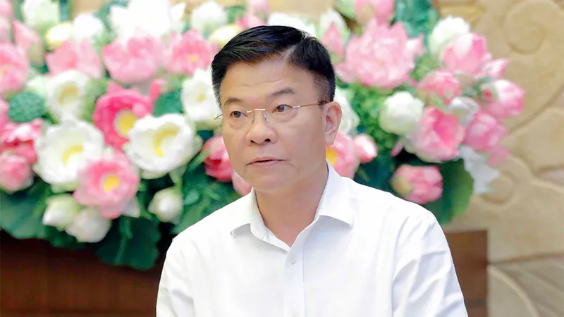 Bộ trưởng Bộ Tư pháp Lê Thành Long trình bày tờ trình của Chính phủ tại phiên họp