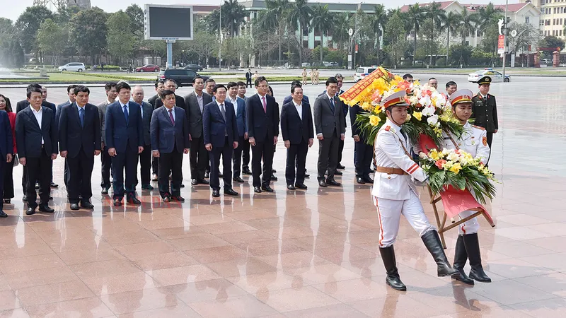 Chủ tịch Quốc hội Vương Đình Huệ cùng Đoàn công tác đã tới dâng hoa tại tượng đài Tổng Bí thư Nguyễn Văn Linh