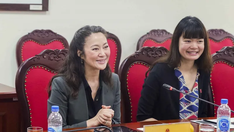 Phó Chủ tịch về Chính sách công khu vực châu Á - Thái Bình Dương của Netflix, Josephine Choy (bên trái)