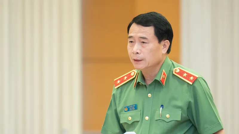 Thứ trưởng Bộ Công an Lê Quốc Hùng báo cáo tại phiên họp UBTVQH chiều 10-4