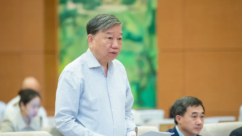 Bộ trưởng Bộ Công an Tô Lâm trình bày tờ trình về dự án Luật Căn cước (sửa đổi)
