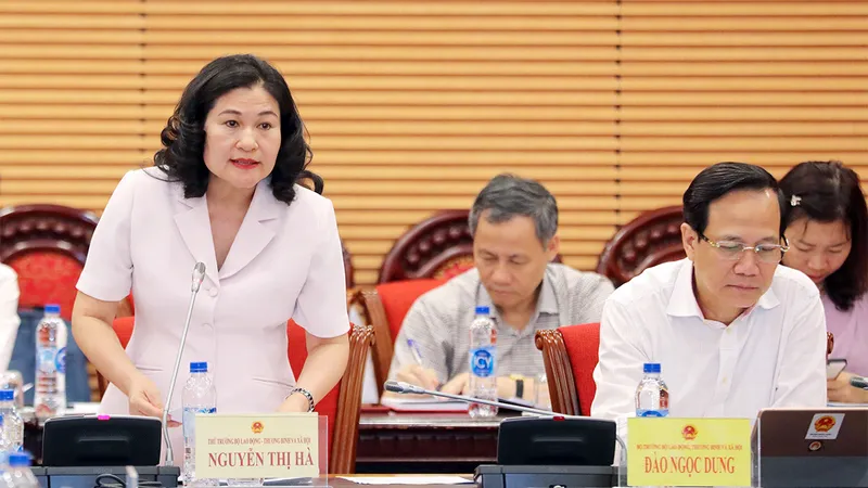 Thứ trưởng Bộ LĐ-TB-XH Nguyễn Thị Hà báo cáo tại phiên họp